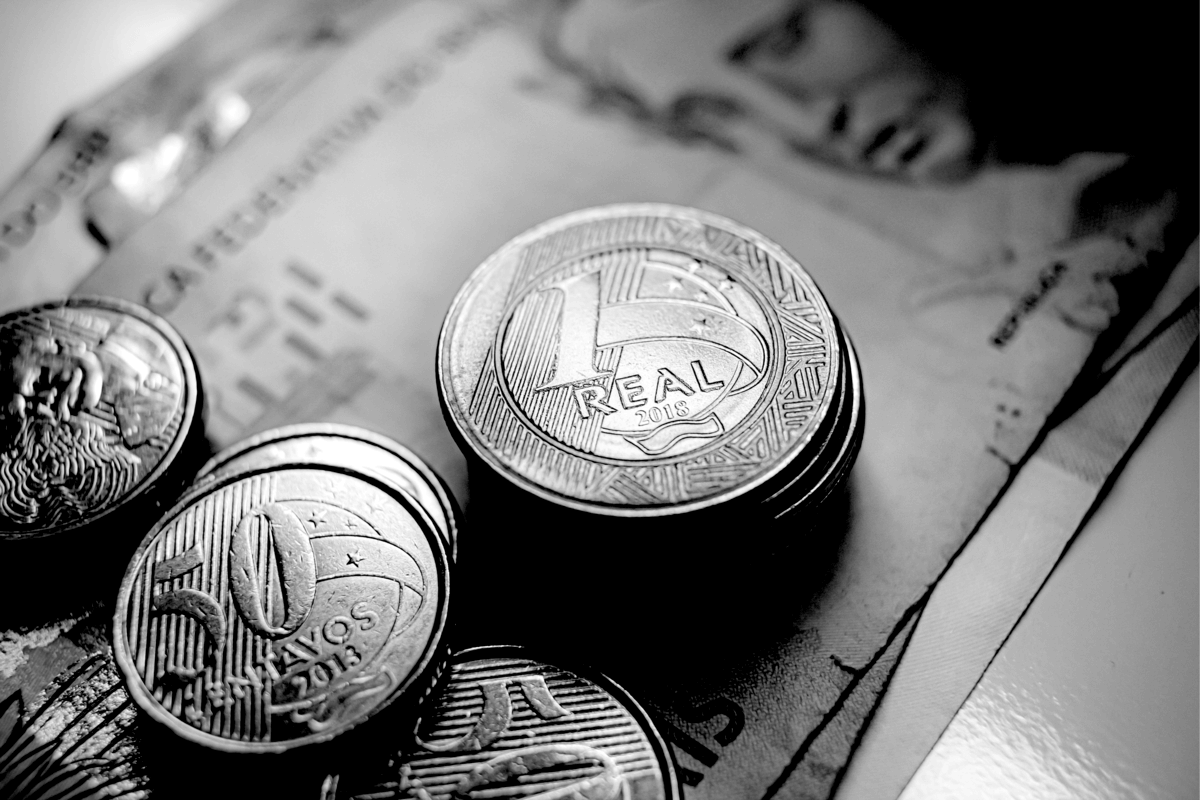 Moedas e notas de dinheiro simbolizando o ICMS-ST