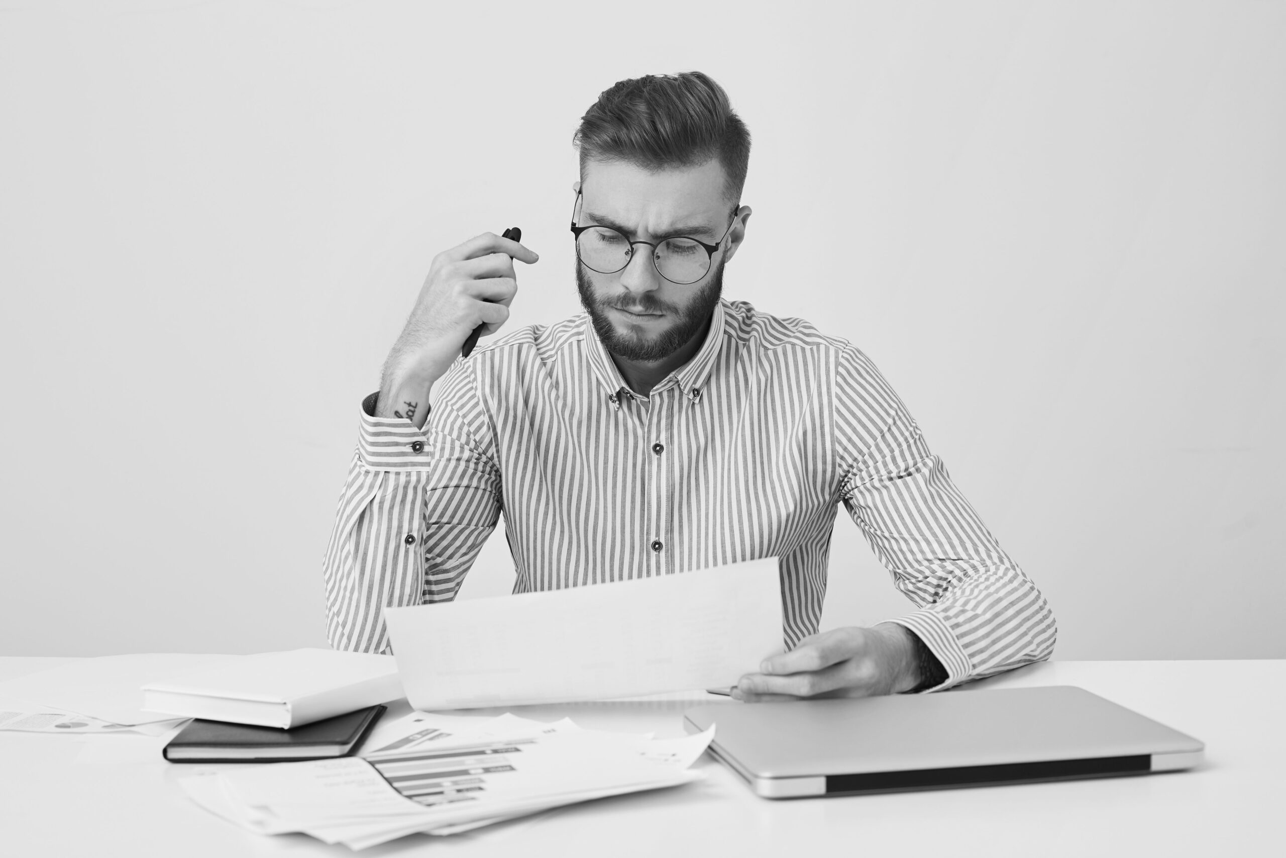 homem analisando papéis de trabalho