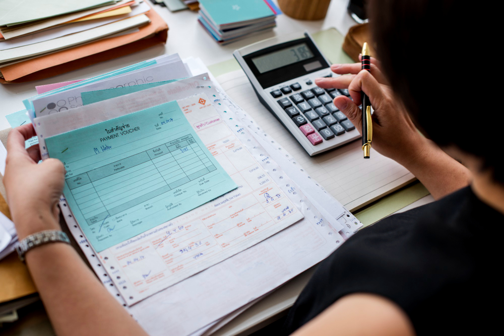 pendencias fiscais, pessoa calculando contas