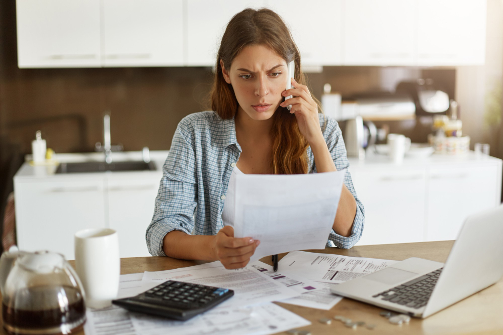 autuacao-fiscal: mulher com papel na mão e semblante de espanto