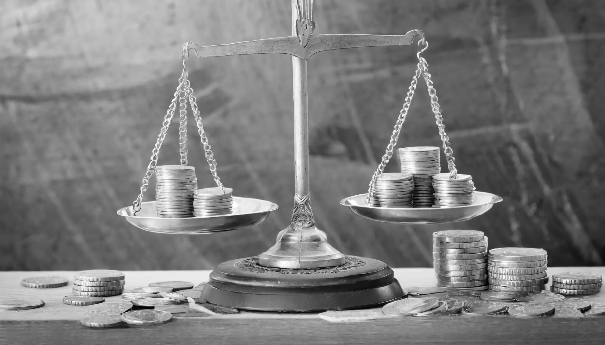reforma-processual-tributaria: balança com moedas