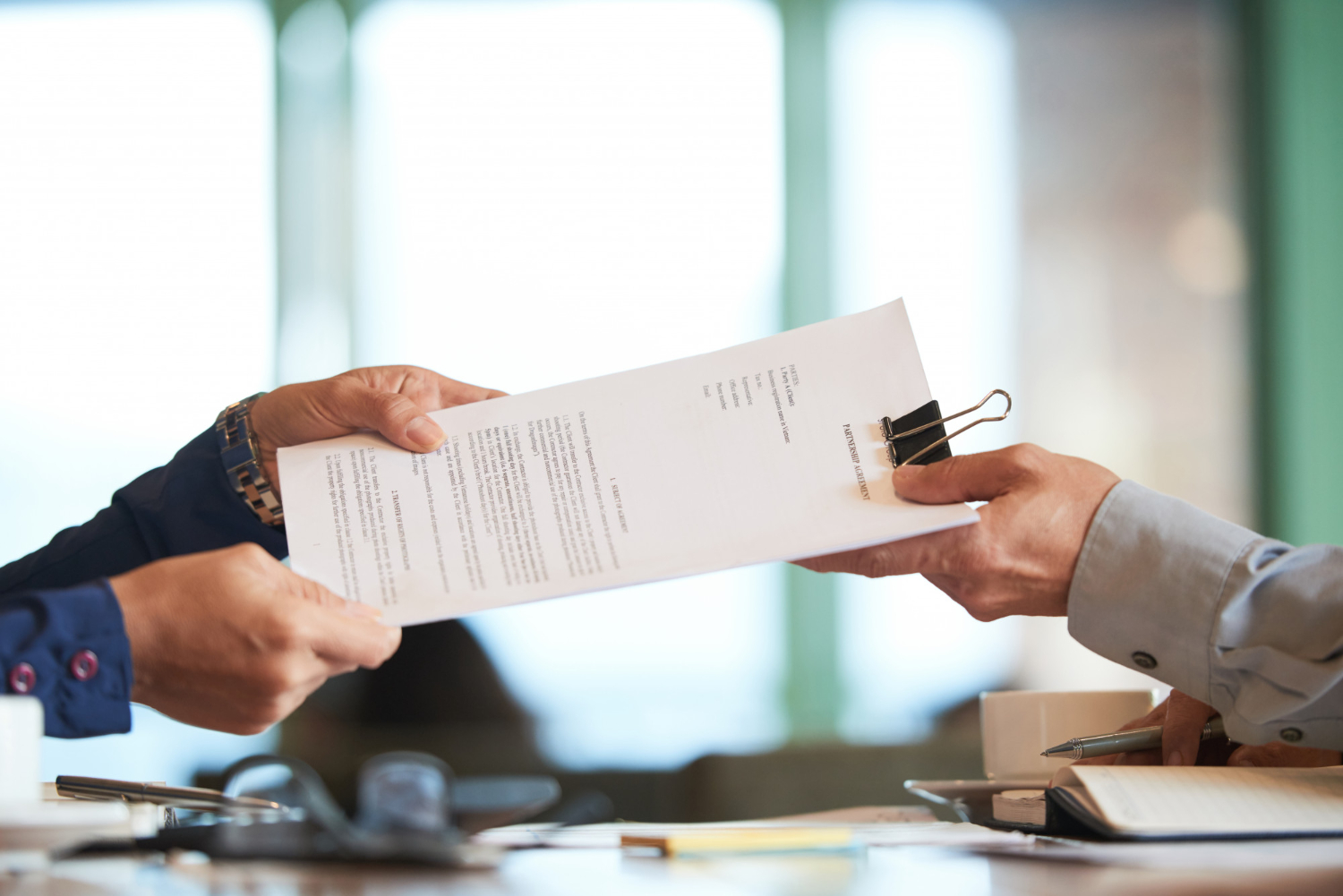 processo-trabalhista: papel sendo entregue