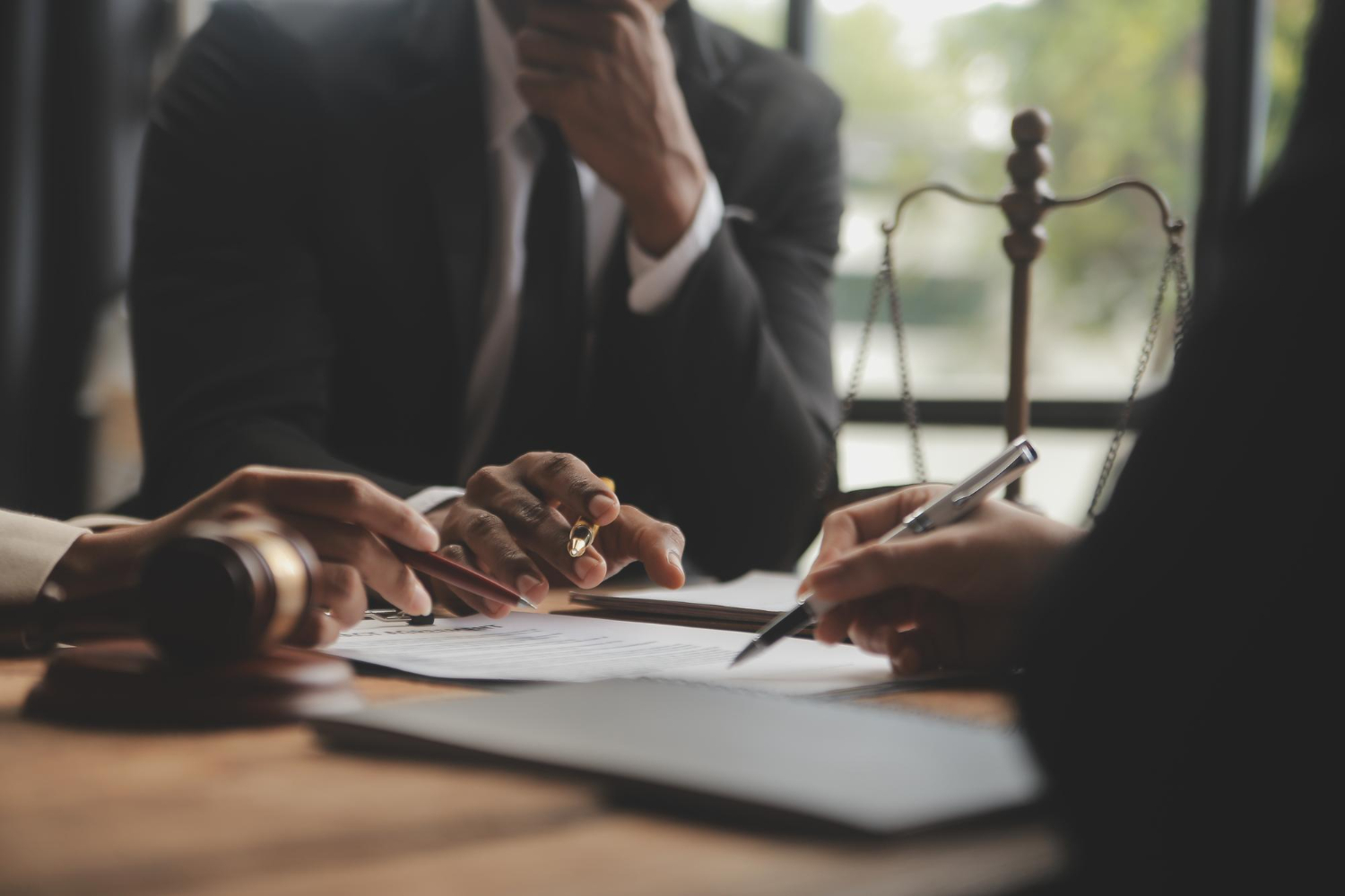 cobranca-judicial: pessoas analisando processo